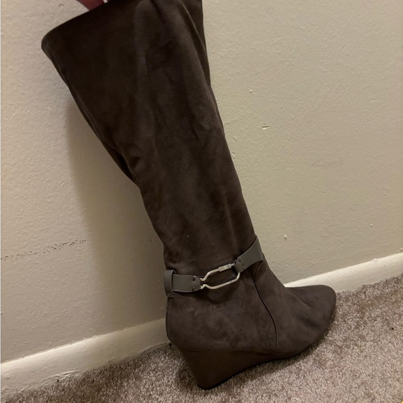 Brown Suede Knee-High Heeled Tall Boots Size 10 - Picture 3 of 10